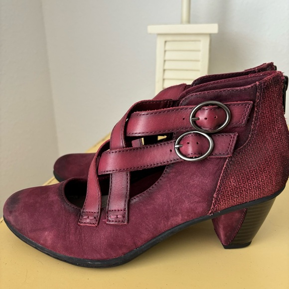 Earth Amber Burgundy Leather Criss Cross Dressy Heeled Bootie size 9 - Picture 3 of 9